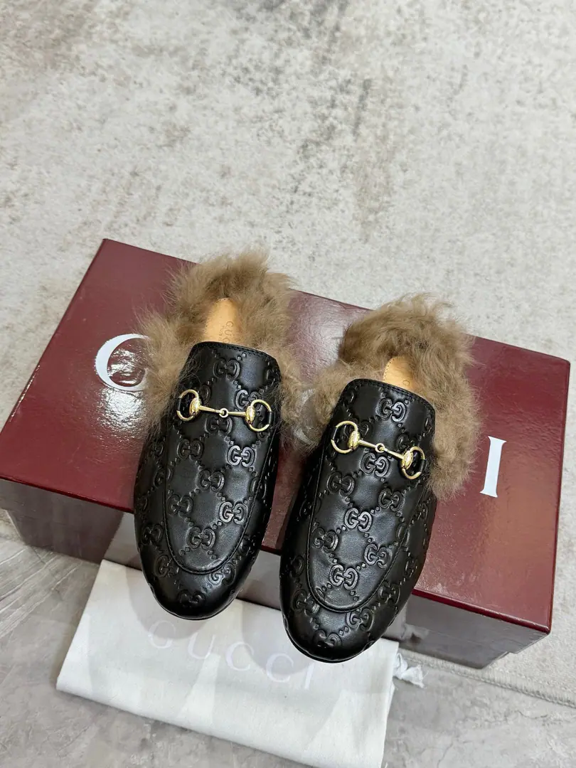 Plant price Top Version GUCCI, Shoe-faced material Leather., I'll put my feet on the back of my head., The series of slippers has become...GUCCIThe main one in the series., Don't be so mean and full of motten spirits., The apparel is a fashion interpretation of the horse's title, the lullaby shoes., The prettiest upgrade in the early spring series.. Codes35-40, 41No, no, no, no, no.