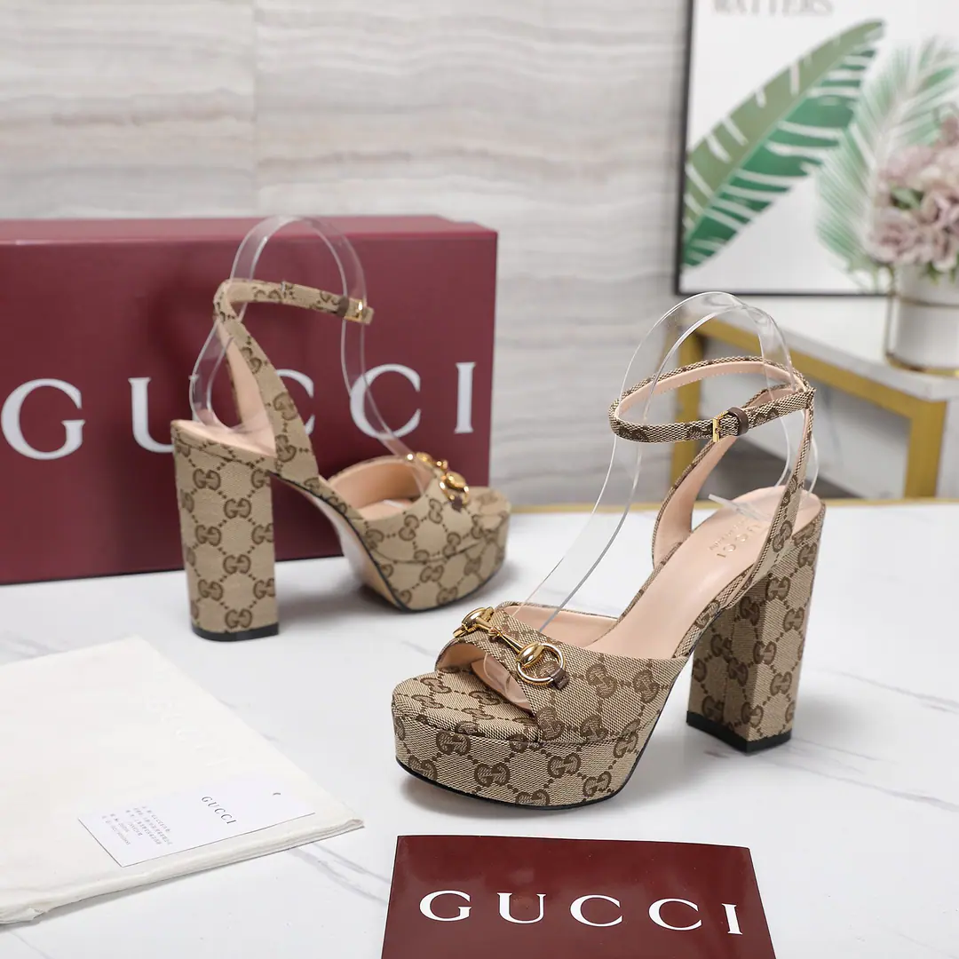 Get out of the factory. 《Unique top version》 GucciAncient.*- Yeah.2026Spring and summer's latest pop-up sandal series.…… 【Roundheads, pure water table heels.】 Original MonoQuality 🍃The original juice-like European style., 💥The upper foot is perfect.💃💃Wearing these shoes., Extremity., ♪ The crystals are so cruising ♪, No matter what the ingredients are., It's the only way to get home., It's a zero distance from the original., The whole column is filled with exciting and exciting synthesizing., The quality of different materials, The physiography of my muscles., It's a very artistic thing.…… ❶Shoe.:Customized importation of cattle paints ❷Uchi.:Customized imports of sheep skin ❸Foot.:Customized imports of sheep skin ❹Otsumi!:The Italians are so rich. ❺He's tall.:10.5cm.Water table high2.5 ❻Packaging:Original package ❼Codes:35-39(34.40.41.42Custom without re-offer)
