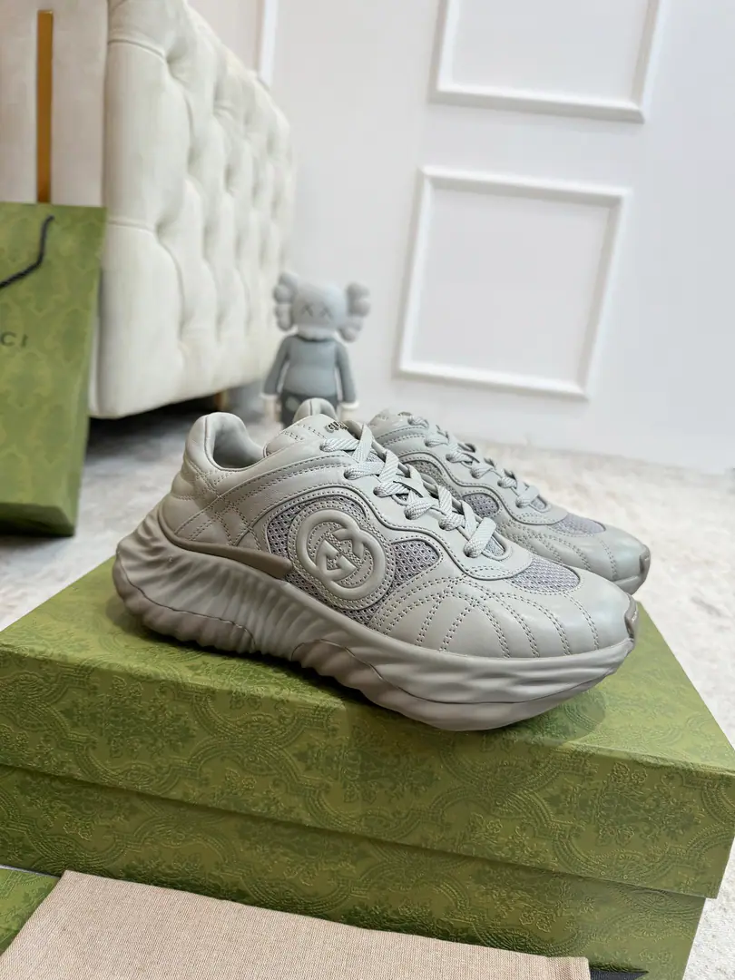 35–40 39—45 Gucci RippleInnovative sewing processes are used in the series of sneakers, ♪ Makes a stream like water ♪ It's moving.. Leather design with 3D rectangular double buttonGLeather fittings andGucciLetter Metal accessories, By3DThe quality of the flow of the whole efficacious shoe..