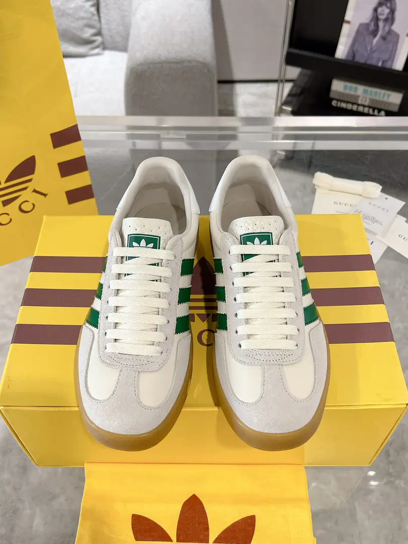 New upgrade Women Men Gucci x Adidas Joint contributions 23ss Fashion week show. Only correct top version of German shoes❗️❗️Global intensity of fire💯Web-wide maximum version contribution❗️❗️The couple's first. Codes:35-46（45.46I'll make sure I don't change it.）