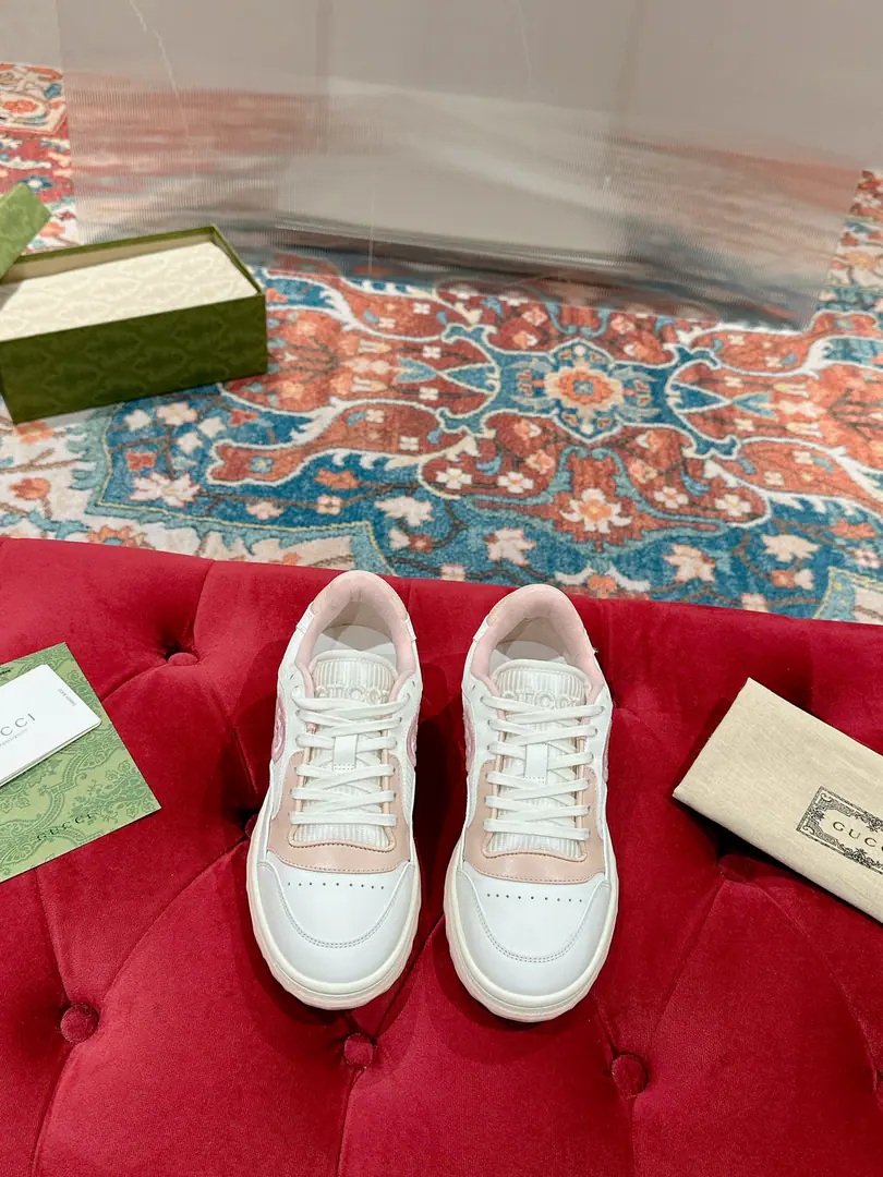 Female 【GHome. Couple top version 】 Gucci2023The morning spring.GHome. The latest blast.MAC80 Sports shoes Couple money. Leisure Retro. Old 🌸🌸🌸 Original procurement development Make the goods. Gustz!MAC80New Exploded Series A delicate, small, interlocking pair.GThe logo romanticizes the aesthetics of this series.. Use the white and white bean leather., The ancient inspiration is a combination of sneakers., ♪ The brand brand brand branding ♪. Send a cabinet for fine packaging🛍📦 ▪️Fabulous.:Original customized import of head-level cattle skin ▪️Uchi.:The original customizes the import of the air network. ▪️Otsumi!:Original Open-Screen Double ColourTPUOtsumi! ▪️Codes:Female35-40