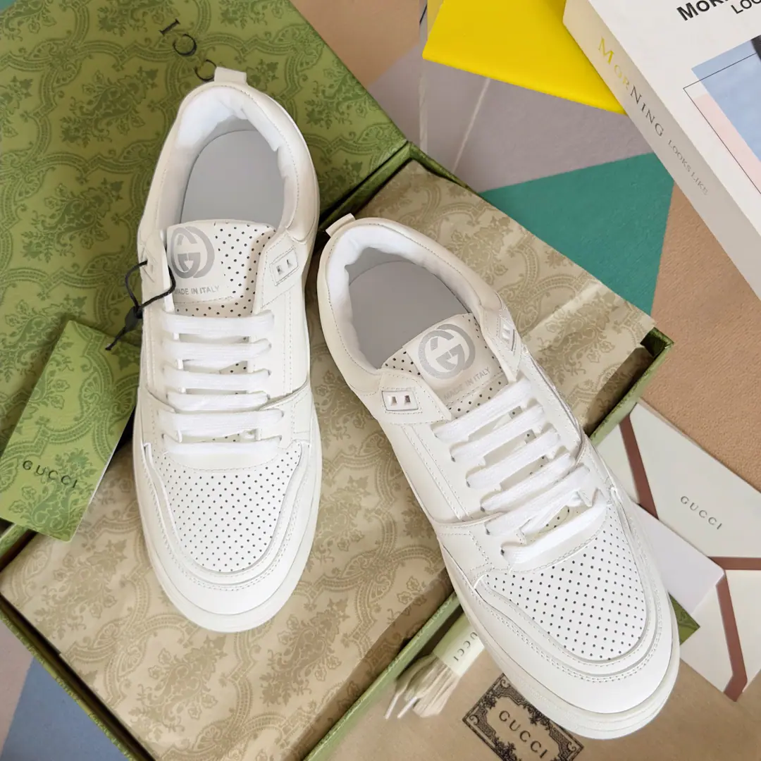 Top Version: Couple money. GucciGustz!GHome. Latest White shoes. Couple money. Leisure Sports shoes Original procurement development Make the goods. - To the sneakers.20Century70The classic sports shoes of the ages are prototypes of inspiration., The name is taken from the defense action in sport.. This is made of white leather craftsmen's heart., Side-side embellishment double-buttonGstriped weeds, And...GucciThe ancient signs are a little bit of shoe. Send a cabinet for fine packaging🛍📦 ▪️Fabulous.: Original import of head-level cattle skin ▪️Uchi.: Original custom customised in soft sheep skin ▪️Shoes under the sole.: Original OpenTPUOtsumi! ▪️Bottom: 2.5CM ▪️Size: Female35-40 / Men39-45（45Freeze!