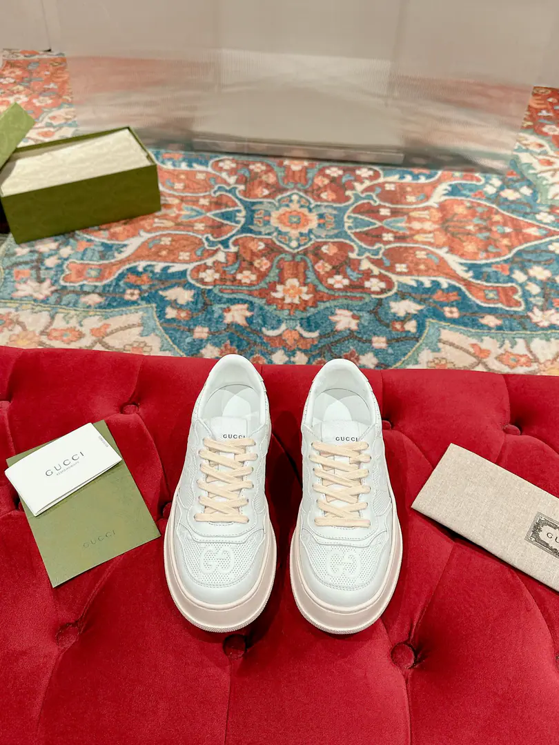 🅿️ Women 👑Gucci🍀🍀A pair of cozy biscuits. Gucci Chunky BSeries of sneakers～- Let's go with Daddy's shoes. White shoes. Three classic elements of dirty shoes are the design of the sport and leisure mix that brands promote.. The thick sub-structures show a resonance of the sneakers., The most important thing is the shoes are very light.. The classic old flower band., Round shoe head., It's a chocolate system., It's a reminiscent feeling., The effect of the increase is extremely high., The soles are very soft and comfortable.😌Wear it all seasons., It's more of a mood to wear it in the fall.💯 ·Fabulous.: Original customized cow skins（The classic old flower cloth., Puncture., Ballasting process） ·Otsumi!:Rubber Bottom ·Uchi.:Import of sheep skin ·He's tall.:NYO5cm ·Size:Women35-40（Women41 Custom without re-offer）