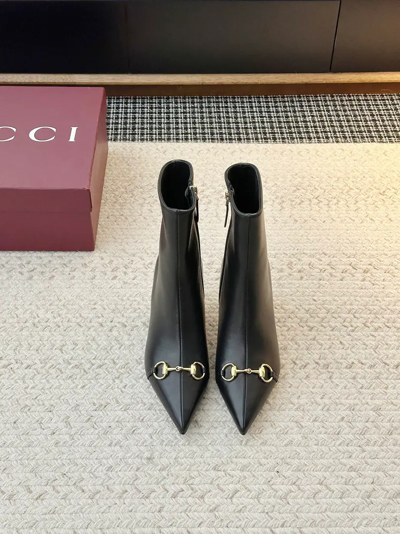 𝐆𝐮𝐜𝐜𝐢Goodie's new sharp shoes. Put it on., The air is full., ♪ I'm so confident ♪～I mean, it's either a work shift or a date., A pair of high-quality heels can make you the focus..I'll pull the legs., Little man turns 1 m8！A dress is elegant., You're so smart in your pants., ♪ And I'm gonna be a little more comfortable ♪～ ➢Shoe-faced material: Original Layout/Head-decked cow skin. ➢The contents of the shoes.: Lamb skin. ➢Shoe bottom material: The original open-up is really leather.【5.5CM】 ➢Shoes.: 35-42（40.41.42No re-election.）