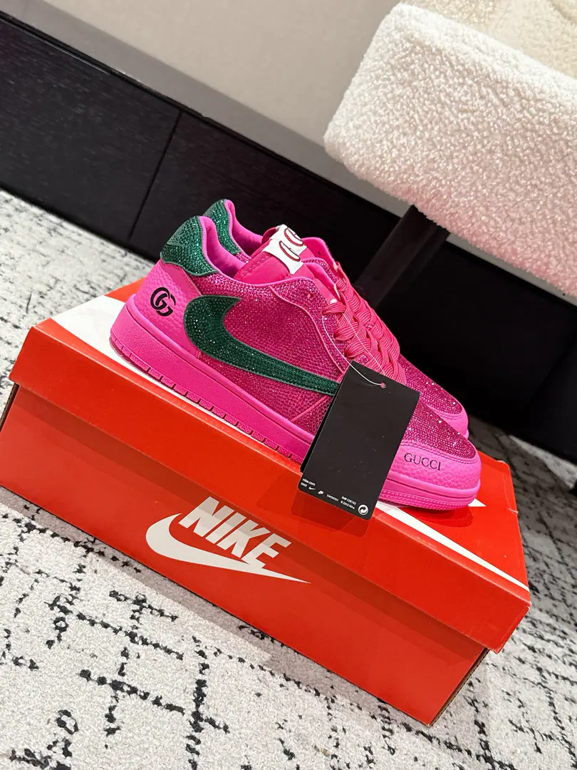 🏧𝐀𝐢𝐫 𝐉𝐨𝐫𝐝𝐚𝐧 𝐱 𝐆𝐔𝐂𝐂𝐈New Syndicate｜The stars' leisure shoes. These shoes, which are covered in water, have always been popular with the tweezers.❤️ The whole shoe is covered in a thick, woven water., ♪ And the lights shine ♪, It's a very dazzling visual effect.💯 ♪ Fleaking the brightest light ♪, It's so fascinating.👏👏 It's definitely a club killer.😎The Tide Bangers are blowing up the street. Cool. The final son.～ MATERIAL Material Original custom fabric+Hot-ass flash drills.✨ Original custom airnet sheet Original plasticized one-shoe pad The original is a model for grinding glue.💯 size: Female35-42 [40.41.42Custom] size: Men39-46 [45.46Custom]