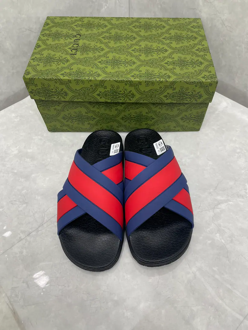 🌹Gucci The men and women of the official network are wearing rubber slippers. The hybrid style continues to enrich brand stories., I want to integrate unexpected elements into modern shape.. This slide sandal is made of rubber soles., It reminds me of the soles of the sneakers.. The table is made of the green and red combinations that are the most unique of brand stripes.. Green and redweeded rubber Same paragraph for men and women Cross-band. GucciPump flowers. Rubber soles Low-skin. 1.2" Height Italian manufacture Codes36～46Code