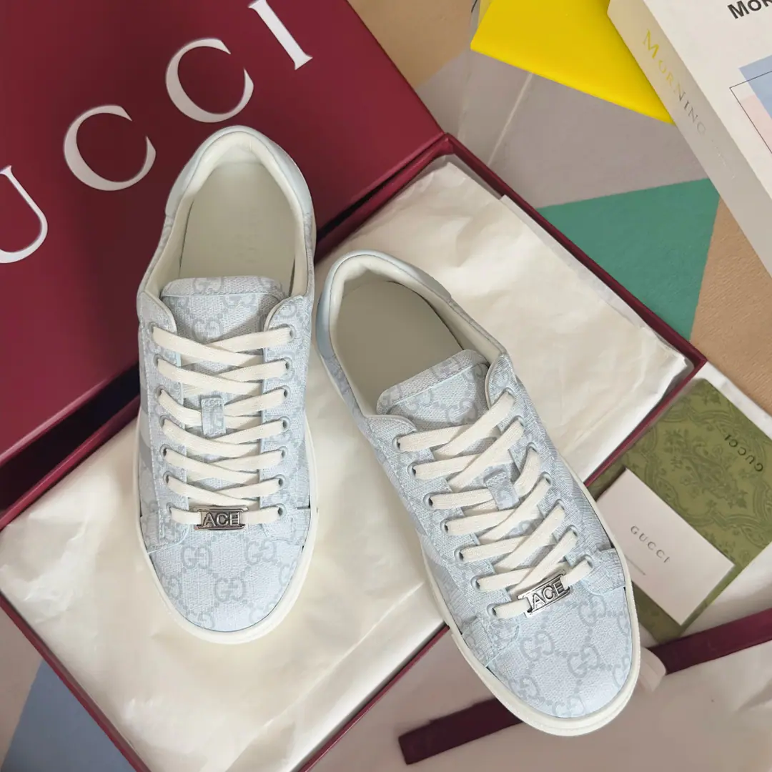 Top Version: Female GucciGood riddance.AceSeries Honeybee. White shoes. Couple money. Leisure Sports shoes Original procurement development Make the goods. Guzérèse since the day he was born, AceThe series of sports shoes continues the brand narrative., The craftsman's masters are singles.. The new series is designed with a very low profile., The match is for details., ♪ Shine the sports shoe style ♪. Tie with fixed garb“ACE”Metal sign, The thick structure is a shoe-like thing.. GucciThe classic red striped strips add charm to the whole design.. Send a cabinet for fine packaging🛍📦 ▪️Fabulous.: Original import of head-level cattle skin ▪️Uchi.: Original custom custom customised soft sheep skin ▪️Shoes under the sole.: Original OpenTPUSlipboard Base ▪️Bottom: 3CM ▪️Size: Female35-40
