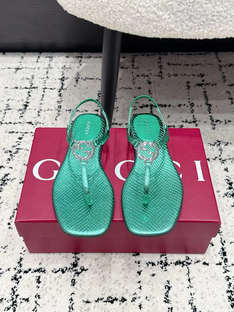 GucciGustz!26/ DoubleG"Slip the lady's sandals" The bare toes slippers are made of leather., The design elements of a square round and peace base are so smart that they are so modern.. The metal button details of the collection remind of brand fashion.！ ✔️Shoe.: Customize metal mirror skins/Bullskins. ✔️Uchi.: Lamb skin. ✔️Otsumi!: The rubber floor. ✔️Size: 35-42（40 41 42 Do it.）