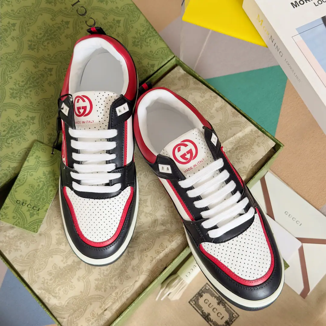 Top Version: Couple money. GucciGustz!GHome. Latest White shoes. Couple money. Leisure Sports shoes Original procurement development Make the goods. - To the sneakers.20Century70The classic sports shoes of the ages are prototypes of inspiration., The name is taken from the defense action in sport.. This is made of white leather craftsmen's heart., Side-side embellishment double-buttonGstriped weeds, And...GucciThe ancient signs are a little bit of shoe. Send a cabinet for fine packaging🛍📦 ▪️Fabulous.: Original import of head-level cattle skin ▪️Uchi.: Original custom customised in soft sheep skin ▪️Shoes under the sole.: Original OpenTPUOtsumi! ▪️Bottom: 2.5CM ▪️Size: Female35-40 / Men39-45（45Freeze!
