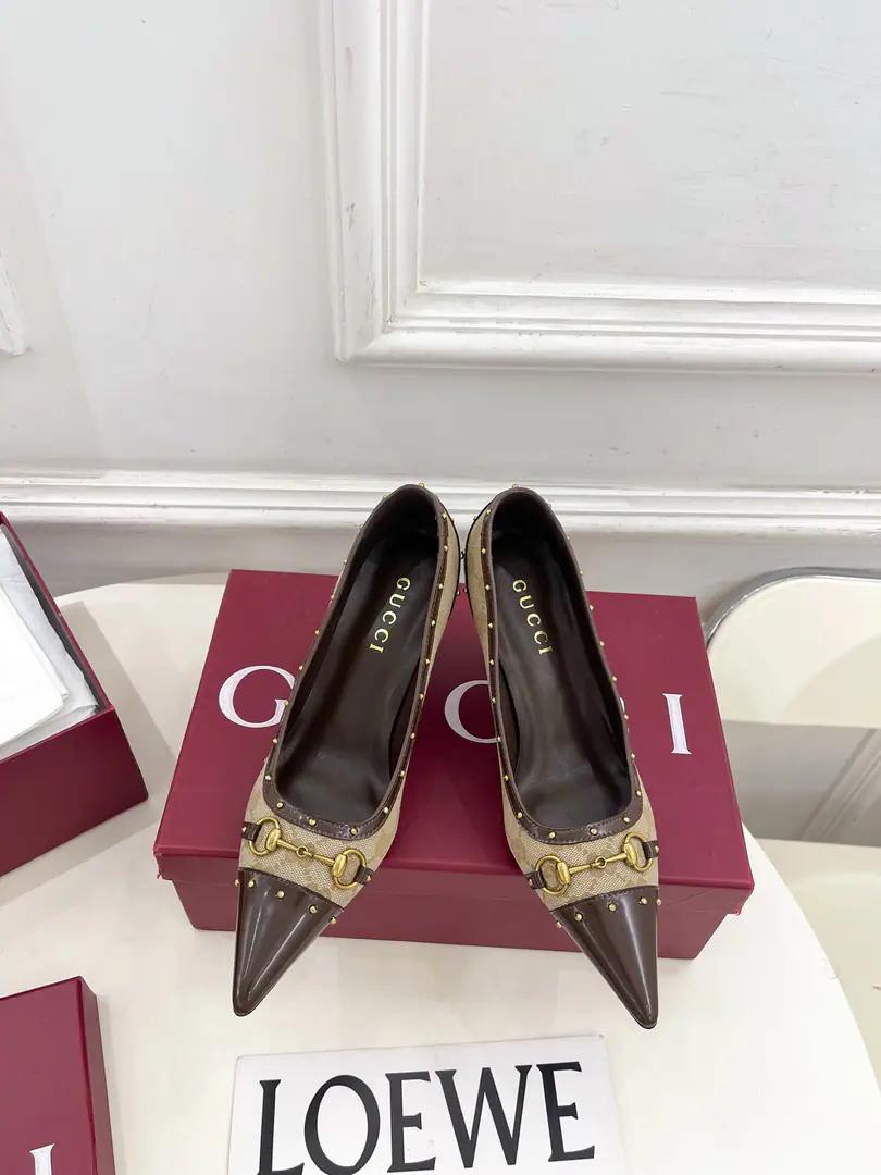 Gucci | Gustz! 26𝐬𝐬 ⭐️ GHome. The lead series finally came out., The bad guys are worth it.！The old classic. Create new designs ✨ ❥2026New The title is a swipe of color, nailed heels. Requisition level！It's a great sense of excellence.！A huge amount of money from domestic and international bloggers.,Old and fashionable. It's easy to wear. The upper toe blew up.！BSThe official network is pushing., New Colours Update continuously🆕 ━━━━━ ЅᏇєєt ━━━━━ ▪️Shoe.: High-prescription velvet/GGThe canvas. ▪️Uchi.: Imports of sheep's skin ▪️Otsumi!: Italian imports are so thick. ▪️He's tall.: 7.5cm ▪️Shoes.: 35-39（40.41.Customable） ▪️Plant price ▪️Numbering: 2608045