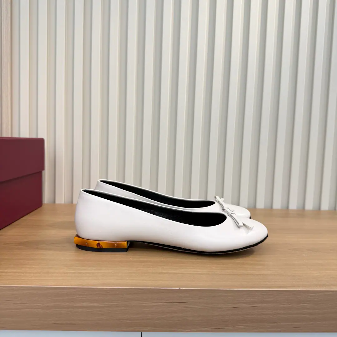 Plant price （35-42）Gucci PrimaveraThe series combines innovation with a pragmatic vision, Sets the contour, Texture and material-based new language. Producing deconstructed ballet floor shoes, This style is soft., The unlined shoe surface explores soft and contour., And with leather bows and commologetic linings.. The magnum with the gold-tone nails defines the design.. Black leather. Leather bow. The bamboo-coloured gold-plated nails. In the same leather liner. Roundhead shoe type A velvet leather shoe cushion., Gold membrane.'Gucci'Marking Floor He's tall.: 1.5centimetres
