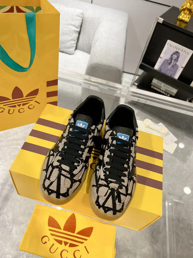 New upgrade Women Men Gucci x Adidas Joint contributions 23ss Fashion week show. Only correct top version of German shoes❗️❗️Global intensity of fire💯Web-wide maximum version contribution❗️❗️The couple's first. Codes:35-46（45.46I'll make sure I don't change it.）
