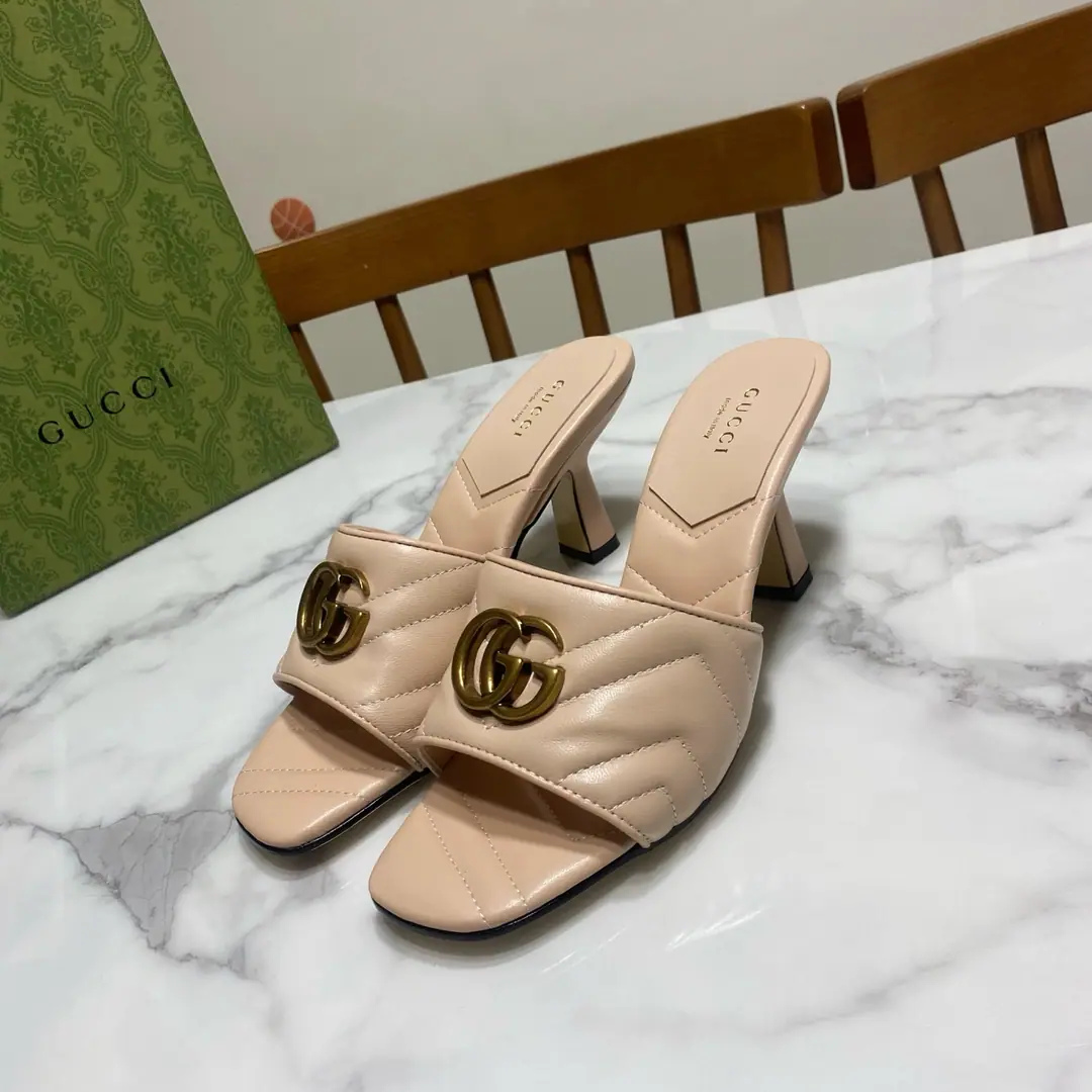 Gucci Guch. The early spring and hot.🔥The diamond-gring heel slippers., Original1:1Repeat, Big stars..The red is growing grass., Fashionful., ♪ New and original ♪, The upper foot is comfortable..White and thin. Shoe.🈶Skins of sheep./𝙂𝙂Brush, The pad is a goat's skin., That's a big one. He's tall.: 7.5CM Size: 35—39Code（34.40.41.42.43- It's a deal., No re-election.）