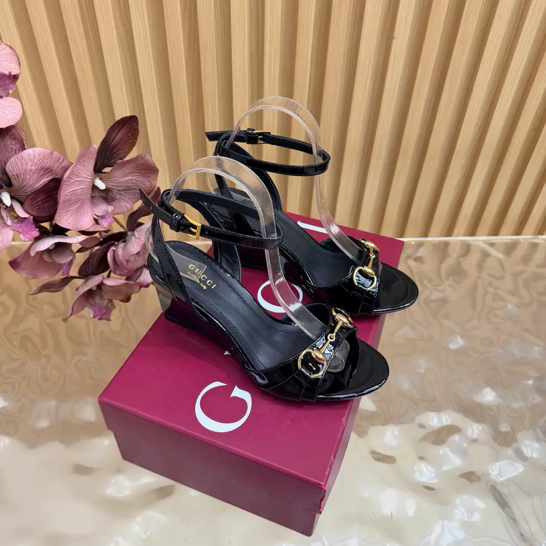 💜Gucci/Good-looking old-fashioned horse-stamped sandals. G- Homemarked title button. ♪ And the bumpy-ass sandals ♪ A lovely and comforting fashion feast is now opening.. These sandals. It's classics that clash with modern passion. Every step is a self-confidence expression with a plaque of taste.. A smart stretch of legs. Raise the overall profile. To make you feel comfortable in walking. The thick sub-design adds stability. Walking is more comfortable. No, no, no.. The fabric is based on original pedestal skin./Painted skin. The insides are all parchment. Italian imports are so thick. He's tall.: 8cm size: 35-39（40/41/42Custom）