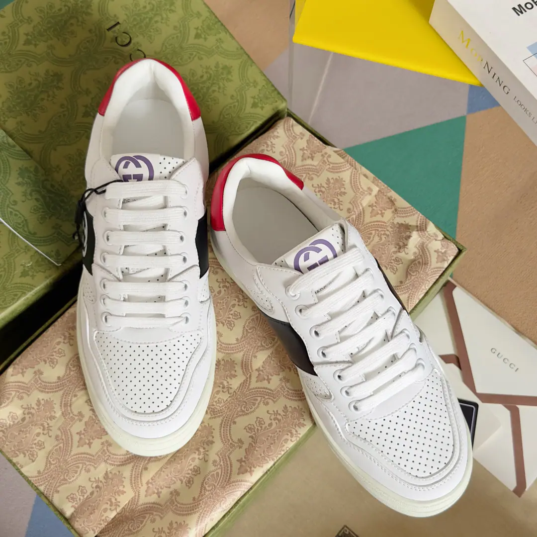 Top Version: Couple money. GucciGustz!GHome. Latest White shoes. Couple money. Leisure Sports shoes Original procurement development Make the goods. - To the sneakers.20Century70The classic sports shoes of the ages are prototypes of inspiration., The name is taken from the defense action in sport.. This is made of white leather craftsmen's heart., Side-side embellishment double-buttonGstriped weeds, And...GucciThe ancient signs are a little bit of shoe. Send a cabinet for fine packaging🛍📦 ▪️Fabulous.: Original import of head-level cattle skin ▪️Uchi.: Original custom customised in soft sheep skin ▪️Shoes under the sole.: Original OpenTPUOtsumi! ▪️Bottom: 2.5CM ▪️Size: Female35-40 / Men39-45（45Freeze!