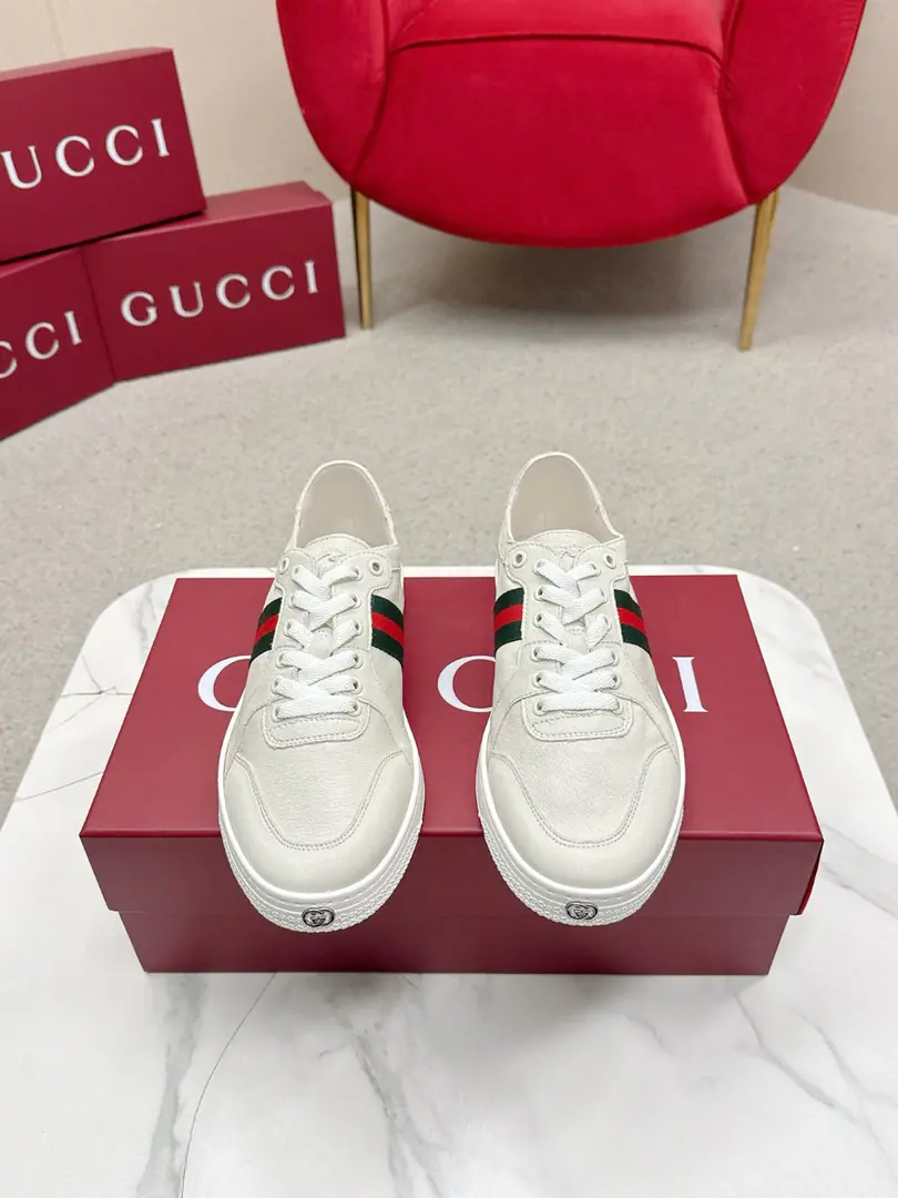 Gucci/Gustz! Stretch A series of couple-soldier leather sneakers.！ 2026Spring and Summer series is all new.. This brand-new shoe is re-enacted with a soft and flexible swirling stylish., Yes.La Famiglia♪ The series's newest. This sneaker is a soft, stylish sheep leather., Use manual processing to mark each design.. Uncoupled Design, Real leather can take off the shoes., The top of the shoe is a double-button.GMetal Details, Tag band fixed, Rubber flatbed shoes, The comfort of the hand-off is excellent., And a hundred or so., Full package！ Fabulous.:The original imported the original blue leather classic weave+Brand button. No liner. Female: 35-39 Men39-44 （Female40.41Men38.45I'll make sure I don't change it.）