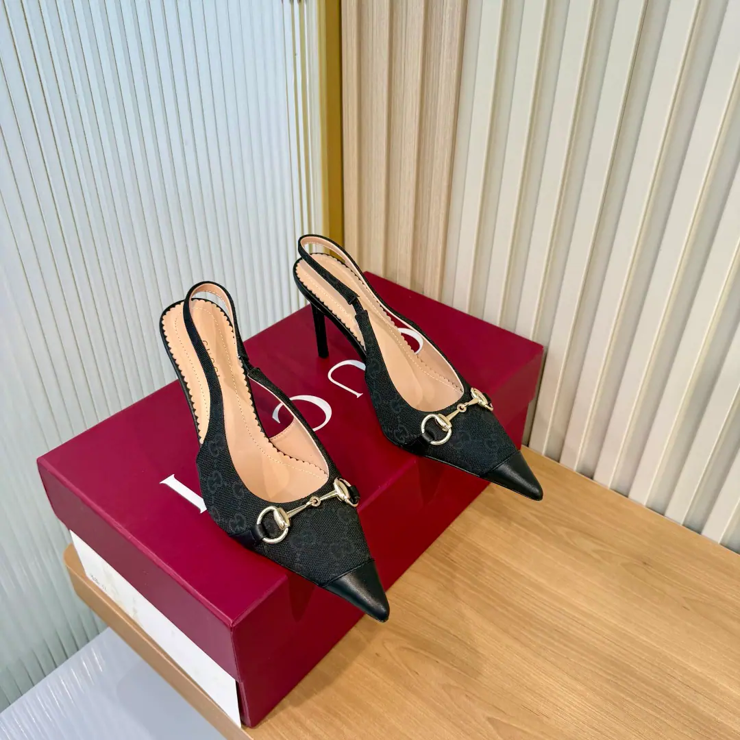 Plant price （35-42）Gucci PrimaveraThe series combines innovation with a pragmatic vision, Sets the contour, Texture and material-based new language. DonnaThe series is focused on its clarity.. The high heels are elegant with their pointy and fine heights., And a gold-tone brandy of a pony-marked stump., Add branding.. The white and white leather. Gold-alert It's in the apricot leather line. Horses' titles are cut. Pointhead Leather Shoes Bottom Siu Gao-sung I'll put a leather shoes cushion on., It's got a serrated cutting and a golden membrane.“Gucci”Marking - It's a game. Height: 80Millimeters