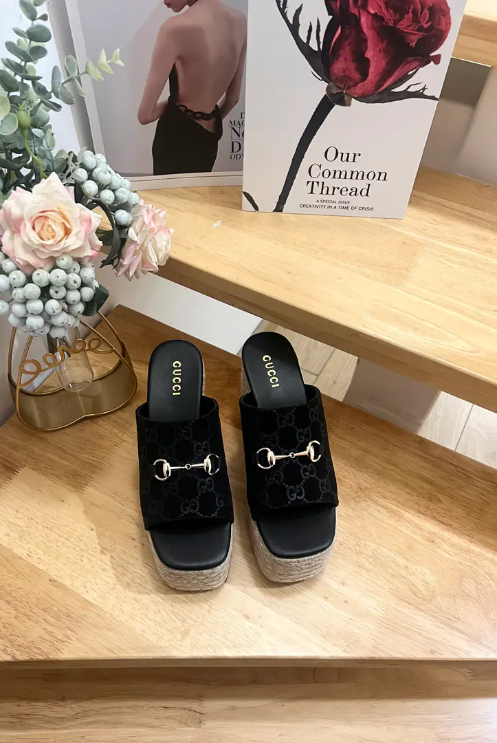 ⚡️⚡️26ss- Morning.Gucci🗽🗽Guch, we're gonna make a lot of dirt and sandals for your summer costume.. ·Shoe.: Fly. ·Liner: Leather. ·Shoes under the sole.: Leather inside., Rubber soles ·- Toes round your head. ·Production in Spain ·Normal size. ·A little bit. ·International Standard Scalories ·Waterproofing stations10cm ·Codes: 36-41