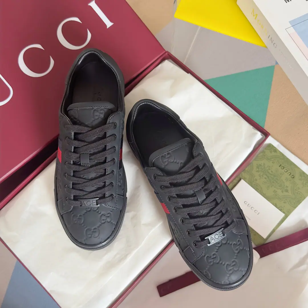Top Version: Couple money. GucciGood riddance.AceSeries Honeybee. White shoes. Couple money. Leisure Sports shoes Original procurement development Make the goods. Guzérèse since the day he was born, AceThe series of sports shoes continues the brand narrative., The craftsman's masters are singles.. The new series is designed with a very low profile., The match is for details., ♪ Shine the sports shoe style ♪. Tie with fixed garb“ACE”Metal sign, The thick structure is a shoe-like thing.. GucciThe classic red striped strips add charm to the whole design.. Send a cabinet for fine packaging🛍📦 ▪️Fabulous.: Original import of head-level cattle skin ▪️Uchi.: Original custom custom customised soft sheep skin ▪️Shoes under the sole.: Original OpenTPUSlipboard Base ▪️Bottom: 3CM ▪️Size: Female35-40 / Men39-45