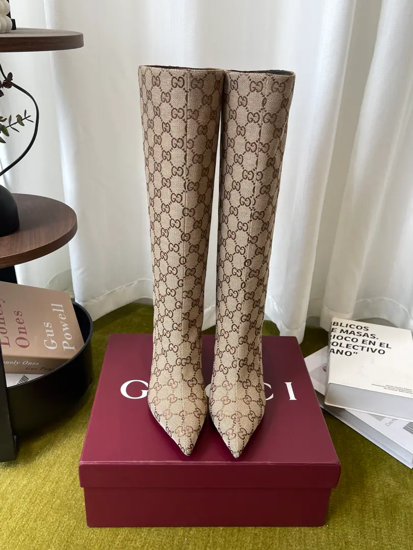 GUCCI Gustz! 26ssNew paragraph BombshellThe series of high-heads. Boots. Ace of the past. The old slender, skinny boots are too out of the loop. Sneak-head design snuggles the scale. Side zipper design is out of focus. The boots are not swollen with their ankles. The rate of backsliding is too high. Low profile displays brand quality. Autumn and winter closets just need boots. Shoe-faced with a ding-tao./Lamb skin. The inside sheep. That's a big one. Codes: 35-42（40 41 42I'll make sure I don't change it.）