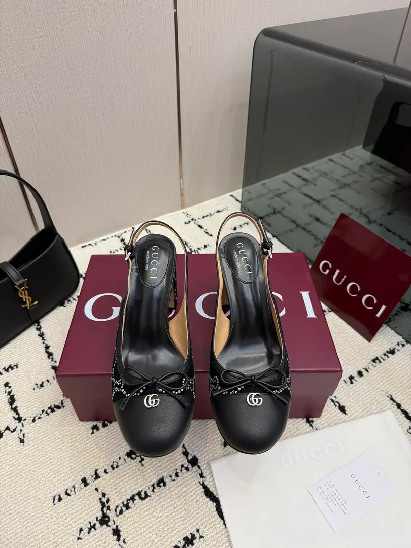 GUCCI26/- Morning. It's hot.💥The horse's got ballet shoes.·Showtime.🌵The new director's color and concept of reality.🪽Every color is super.𝐠𝐜🖤Angela's red nails are all the more remarkable.🥇The most famous ballerina shoes ever elected this year.🩰It's so elegant.～It's a very simple thing to do.！（✅Correct Colour, - It's a hardware., Perfectly consistent.）⚠️The difference between looking at the map on the market.😋 Shoe.: Bullskins., Cowboy. Uchi.: Imports🐑Skins of sheep. Shoes under the sole.: That's a big import. He's tall.: 8cm Codes: 35-39 （40.41.42Do it.） （Full package）