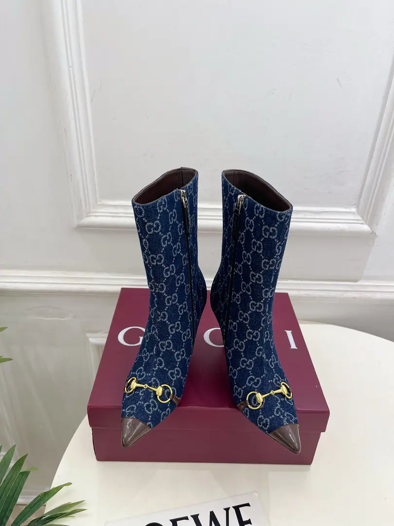 Gucci | Gustz! 26𝐬𝐬 ⭐️ GHome. The lead series finally came out., The bad guys are worth it.！The old classic. Create new designs ✨ ❥2026Autumn and winter brand new. The horse's title is a sharp one.GOld flower and a pair of boots. Requisition level！It's a great sense of excellence.！A huge amount of money from domestic and international bloggers.,Old and fashionable. It's easy to wear. The upper toe blew up.！BSThe official network is pushing., New Colours Update continuously🆕 ━━━━━ ЅᏇєєt ━━━━━ ▪️Shoe.: High-level custom importGGBrush ▪️Uchi.: Imports of sheep's skin ▪️Otsumi!: Italian imports are so thick. ▪️He's tall.: 8.5cm ▪️Shoes.: 35-39（40.41.Customable） ▪️Plant price ▪️Numbering: 2608045