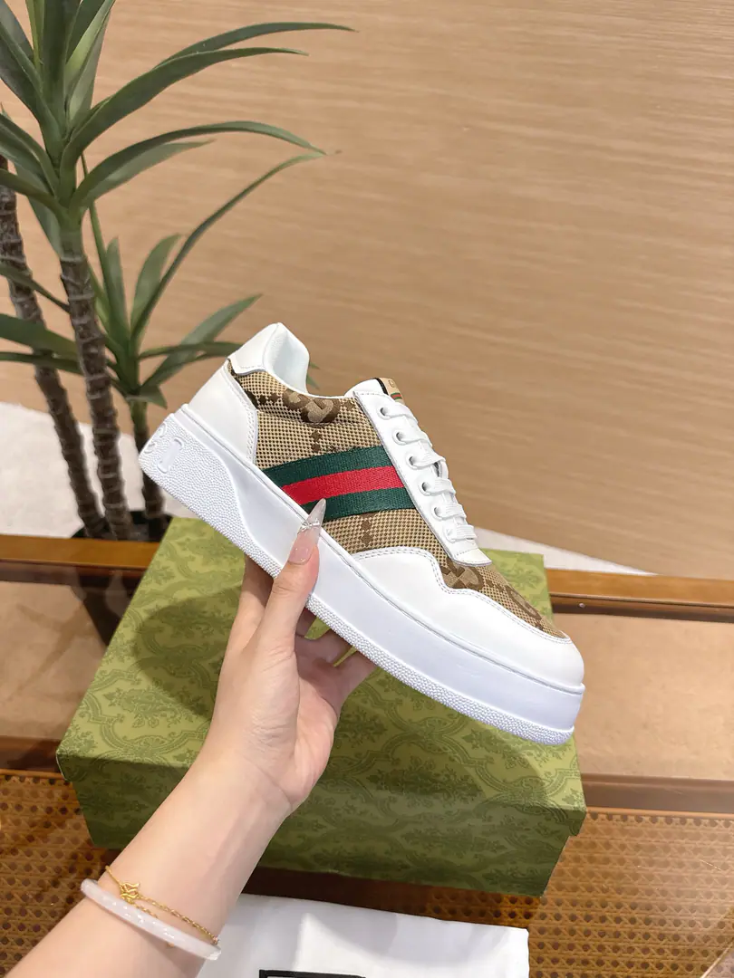 GucciCrackers, shoes.｜The couple money is so good.✨ The Gudz cabinet is running a cookie shoe in parallel., A quality upgrade of classic white shoes., The regenerate atmosphere is so strong that it's so simple.. Shoes face customize cattle skins using the original, It's a classic old flower cloth., Multiple processes of piercing and pressure stripes, It's a very good recognition.. Side-marked red greenweed band, Back and back.GG Logo, Details are in place.. 4cmThe bubbles are so light and thick., Sneaking legs., The upper foot doesn't weigh too much., Walk light and not tired.. Super multi-colour option, Black and White Jane., Old flowers are old., Both boys and girls can handle it., It's a couple's shoe. It's a really good match.. I'm a pair of jeans., The dress is all right., I'm not wrong about traveling.. Female size35‑40｜Men39‑45, Positive buy. #GucciBiscuit shoes. #Good-ass shoes. #Couple shoes. #Small white shoes.