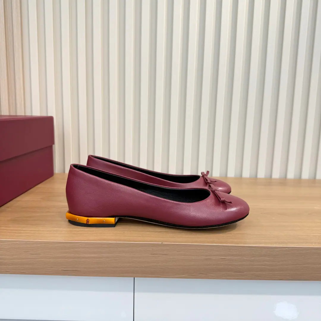 Plant price （35-42）Gucci PrimaveraThe series combines innovation with a pragmatic vision, Sets the contour, Texture and material-based new language. Producing deconstructed ballet floor shoes, This style is soft., The unlined shoe surface explores soft and contour., And with leather bows and commologetic linings.. The magnum with the gold-tone nails defines the design.. Black leather. Leather bow. The bamboo-coloured gold-plated nails. In the same leather liner. Roundhead shoe type A velvet leather shoe cushion., Gold membrane.'Gucci'Marking Floor He's tall.: 1.5centimetres