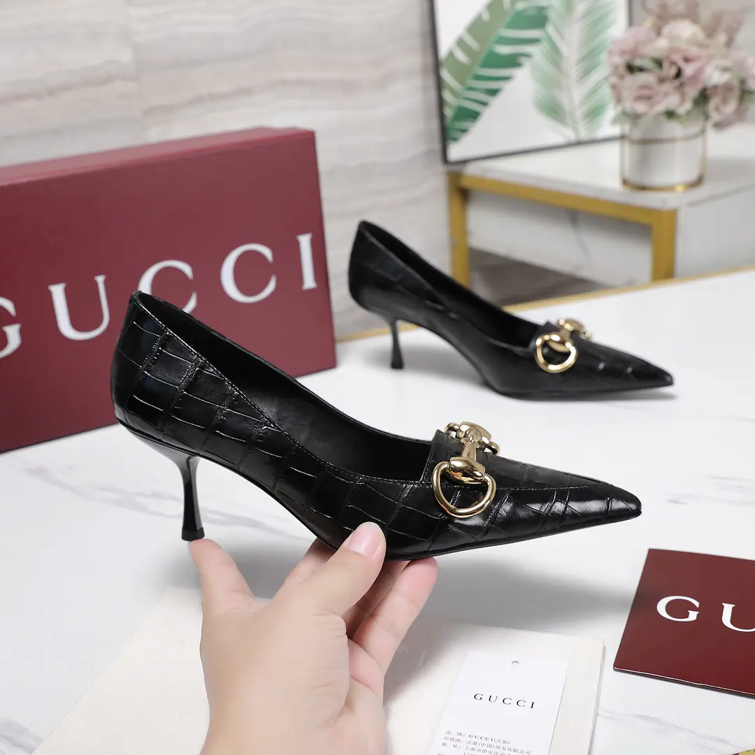 Unique.GuCCHigh-end fine. 2026Spring and summer.BombshellNew paragraphs in series🆕Super fine and shallow shoes. High heels fashion, sharp-headed, sensitive shoes.🔥The original juice original.!Every detail is carefully crafted., Can be associatedZGYeah, like one., No two qualities.！ Fabulous.: Import head-decked cow skin - It's a hardware.: The original modeling chain is a button. Uchi.／Foot.: High-end custom-made sheep skin He's tall.: 6.5 cm Otsumi!: Italian skin. Size: 35-42（40 41 42Do it., No re-election.） Full plate high end Ancola red packaging！ Price: Bullskins. Stone tattoos. Exploration2026Spring and summer series, The shoe money was meant to honor that glorious time.. This shoe is made of metal leather., The trick is to blend in the tip and the metal and the adornment., ♪ And let's all be different ♪💋