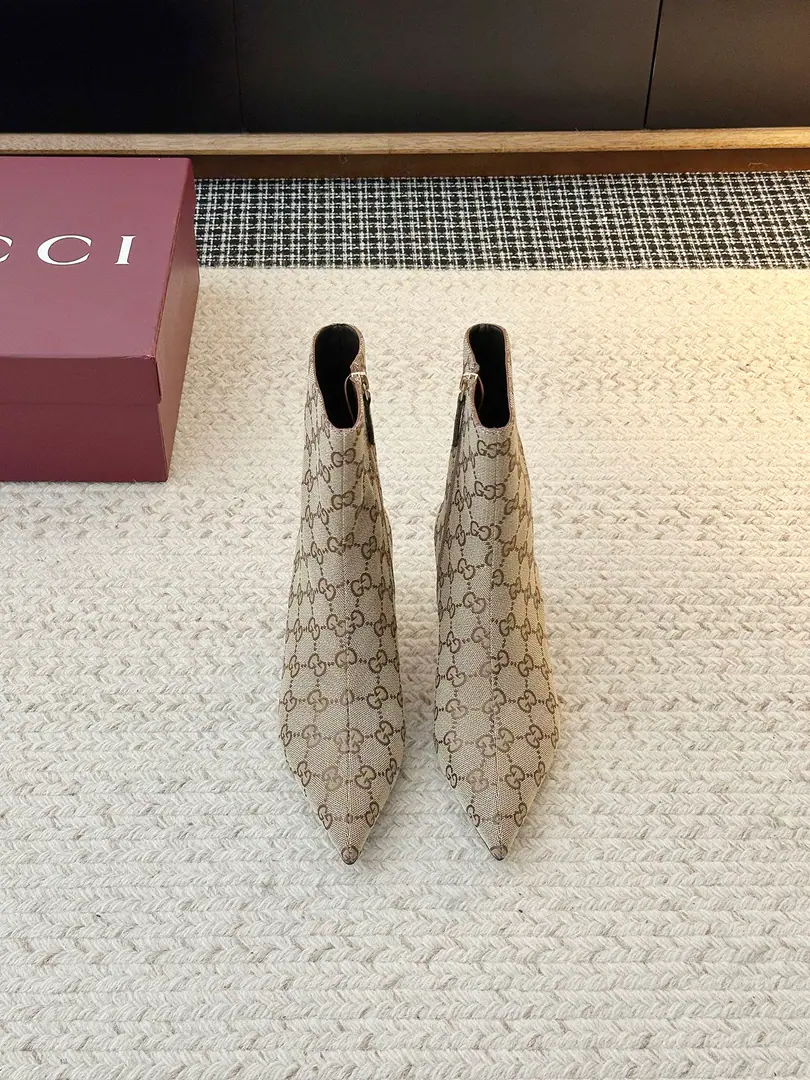𝐆𝐮𝐜𝐜𝐢Goodie's new sharp shoes. Put it on., The air is full., ♪ I'm so confident ♪～I mean, it's either a work shift or a date., A pair of high-quality heels can make you the focus..I'll pull the legs., Little man turns 1 m8！A dress is elegant., You're so smart in your pants., ♪ And I'm gonna be a little more comfortable ♪～ ➢Shoe-faced material: Original Layout/Head-decked cow skin. ➢The contents of the shoes.: Lamb skin. ➢Shoe bottom material: The original open-up is really leather.【5.5CM】 ➢Shoes.: 35-42（40.41.42No re-election.）