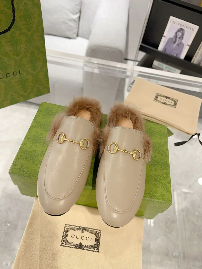 Plant price Top Version GUCCI, Shoe-faced material Leather., I'll put my feet on the back of my head., The series of slippers has become...GUCCIThe main one in the series., Don't be so mean and full of motten spirits., The apparel is a fashion interpretation of the horse's title, the lullaby shoes., The prettiest upgrade in the early spring series.. Codes35-40, 41No, no, no, no, no.