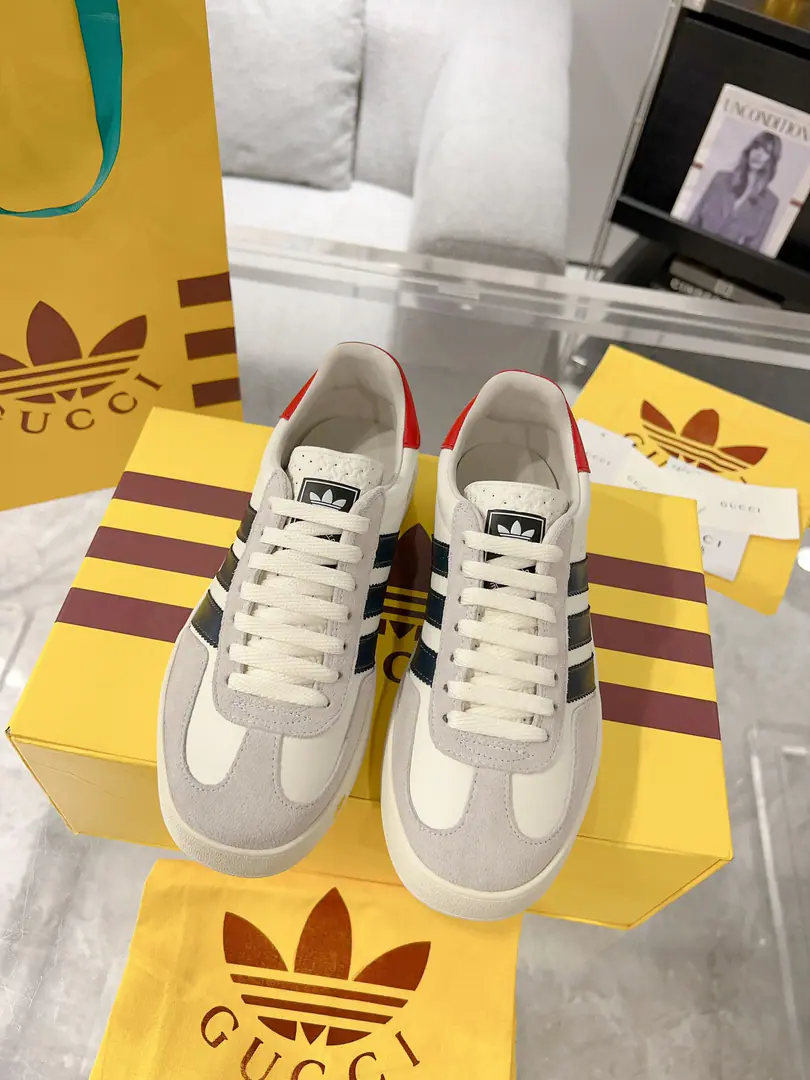 New upgrade Women Men Gucci x Adidas Joint contributions 23ss Fashion week show. Only correct top version of German shoes❗️❗️Global intensity of fire💯Web-wide maximum version contribution❗️❗️The couple's first. Codes:35-46（45.46I'll make sure I don't change it.）