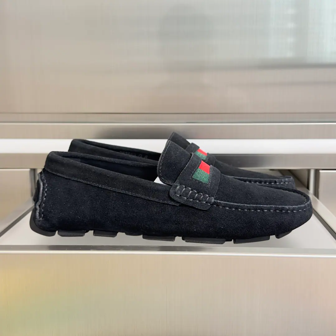 Top Version: Men GucciGustz! GHome. Latest Gentlemen. Old Money. Doudou shoes. A foot. Lazy. Leisure shoes. A simple and contemporary display of driving shoes, etc., Smart, skill-and-comfort experience.. This man's shoe-shoes are chosen for leather., The details of the weaving bands are carefully spelled out in the shoe tongue. Send a cabinet for fine packaging🛍📦 ▪️Fabulous.: Original customized import of head-level cattle skin ▪️Uchi.: Original custom customised in soft sheep skin ▪️Otsumi!: Original modeling of slide-resistant rubber material ▪️Bottom: 2.5CM ▪️size: Men39-45