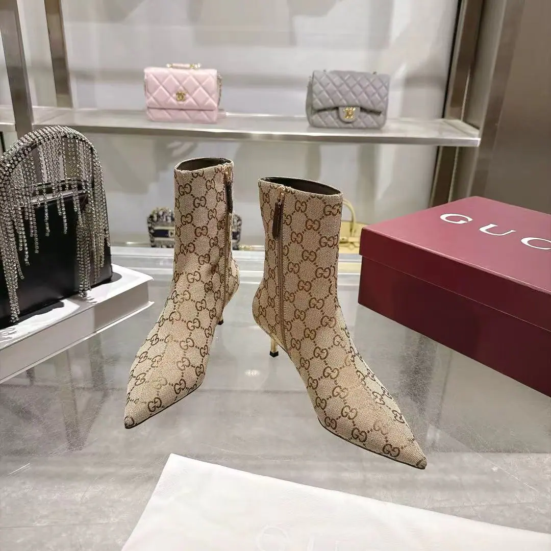 【Long-term.】New paragraph！Guch. Guccⅰ Classic girl shoes.:Original version 1-to-1 development, The shoes are carefully tuned., The fabric is original..Import cattle and sheep..The plate is a hardware dish.GGButton It's so delicate and impeccable.！ Lamb skin.: Inside and on foot. He's tall.:5.5 Codes, 35-42（40.41 42Make a reservation.） Italy is a big-ass country., Original Packaging ！ Plant straight.