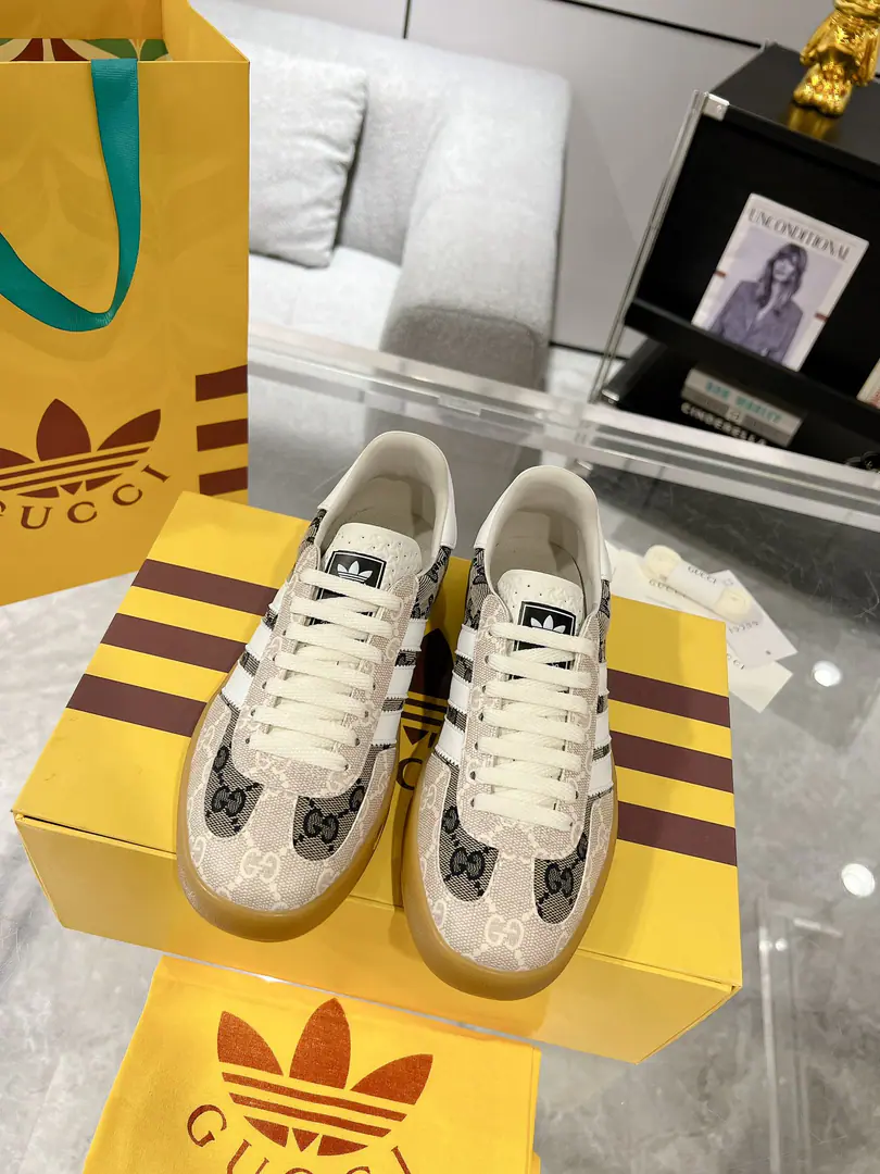 New upgrade Women Men Gucci x Adidas Joint contributions 23ss Fashion week show. Only correct top version of German shoes❗️❗️Global intensity of fire💯Web-wide maximum version contribution❗️❗️The couple's first. Codes:35-46（45.46I'll make sure I don't change it.）