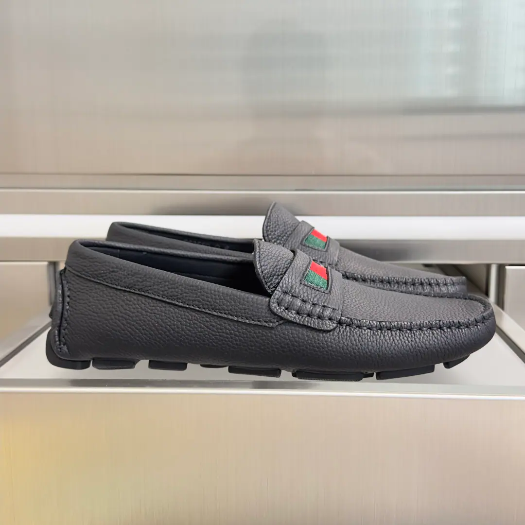 Top Version: Men GucciGustz! GHome. Latest Gentlemen. Old Money. Doudou shoes. A foot. Lazy. Leisure shoes. A simple and contemporary display of driving shoes, etc., Smart, skill-and-comfort experience.. This man's shoe-shoes are chosen for leather., The details of the weaving bands are carefully spelled out in the shoe tongue. Send a cabinet for fine packaging🛍📦 ▪️Fabulous.: Original customized import of head-level cattle skin ▪️Uchi.: Original custom customised in soft sheep skin ▪️Otsumi!: Original modeling of slide-resistant rubber material ▪️Bottom: 2.5CM ▪️size: Men39-45
