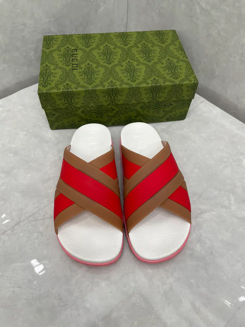 🌹Gucci The men and women of the official network are wearing rubber slippers. The hybrid style continues to enrich brand stories., I want to integrate unexpected elements into modern shape.. This slide sandal is made of rubber soles., It reminds me of the soles of the sneakers.. The table is made of the green and red combinations that are the most unique of brand stripes.. Green and redweeded rubber Same paragraph for men and women Cross-band. GucciPump flowers. Rubber soles Low-skin. 1.2" Height Italian manufacture Codes36～46Code