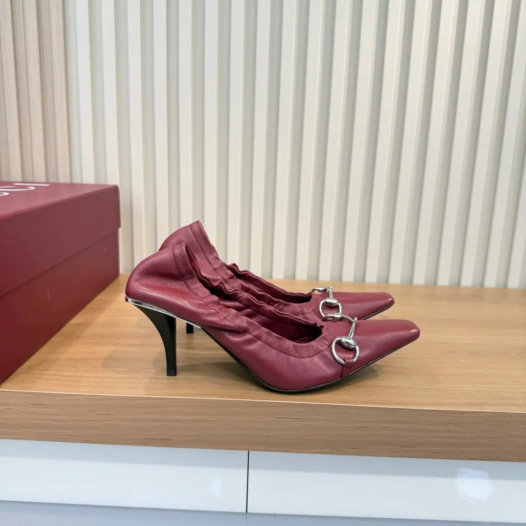 Plant price 35-42）Gucci PrimaveraThe series combines innovation with a pragmatic vision, Sets the contour, Texture and material-based new language. VittoriaThe soften-up of the high heels., A cone heel with a long head and a sculptural sense., And modern style and euphemism.. The shoe is made of soft frugal leather., It's designed for all day.. Black Somnapa leather. Silver Rear Gold is burning silver.'Gucci'Marking Black leather liner. Horses' titles are cut. - Chief!, A little square shoehead. Black leather soles. Leather wraps a sculpturing shoe heel., Metal-like Sensitization Panel Flexible Back - It's a game. Height: 75.