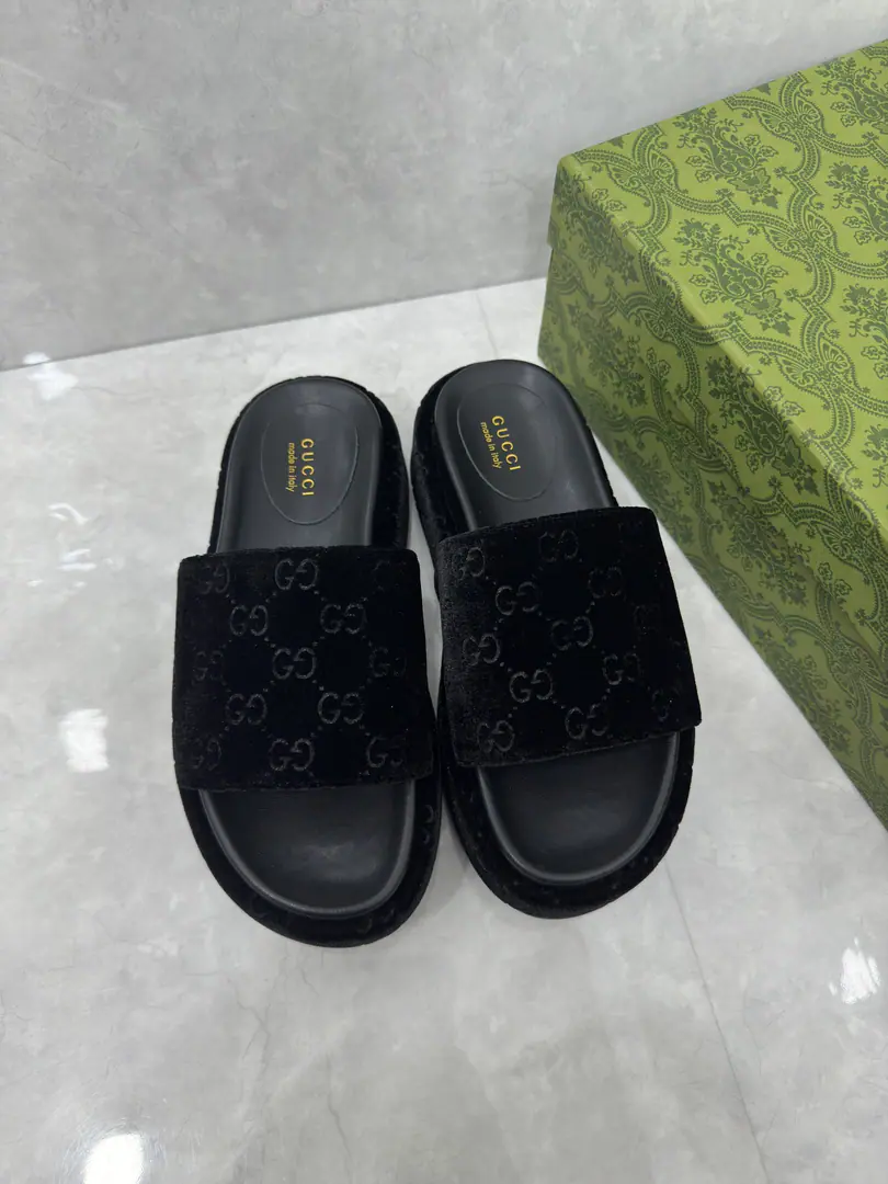 🌸New girl with a thick slipper, a spring and summer shoe. GG Mark in 1970 First used in the era, Yes. 1930 Original Gucci The evolution of the diamond pattern, It's been branding since then.. Here., The pattern defines these thick sub-shoes with a bright color.. It's a silk flower.GG Ma'am. Rubber soles Low-skin. Height: 30mm Italian manufacture Codes35～43Code44No, it's not.