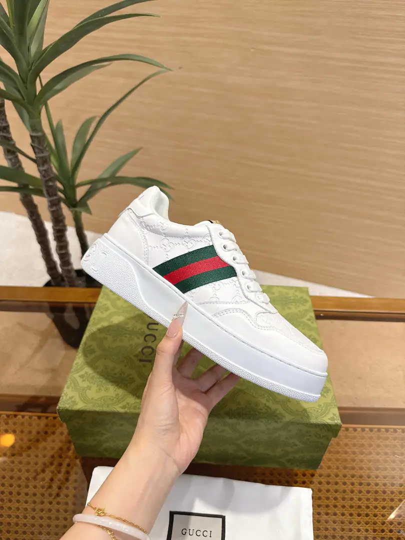 GucciCrackers, shoes.｜The couple money is so good.✨ The Gudz cabinet is running a cookie shoe in parallel., A quality upgrade of classic white shoes., The regenerate atmosphere is so strong that it's so simple.. Shoes face customize cattle skins using the original, It's a classic old flower cloth., Multiple processes of piercing and pressure stripes, It's a very good recognition.. Side-marked red greenweed band, Back and back.GG Logo, Details are in place.. 4cmThe bubbles are so light and thick., Sneaking legs., The upper foot doesn't weigh too much., Walk light and not tired.. Super multi-colour option, Black and White Jane., Old flowers are old., Both boys and girls can handle it., It's a couple's shoe. It's a really good match.. I'm a pair of jeans., The dress is all right., I'm not wrong about traveling.. Female size35‑40｜Men39‑45, Positive buy. #GucciBiscuit shoes. #Good-ass shoes. #Couple shoes. #Small white shoes.
