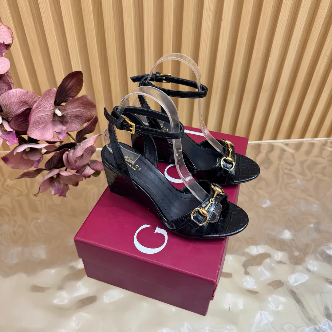 💜Gucci/Good-looking old-fashioned horse-stamped sandals. G- Homemarked title button. ♪ And the bumpy-ass sandals ♪ A lovely and comforting fashion feast is now opening.. These sandals. It's classics that clash with modern passion. Every step is a self-confidence expression with a plaque of taste.. A smart stretch of legs. Raise the overall profile. To make you feel comfortable in walking. The thick sub-design adds stability. Walking is more comfortable. No, no, no.. The fabric is based on original pedestal skin./Painted skin. The insides are all parchment. Italian imports are so thick. He's tall.: 8cm size: 35-39（40/41/42Custom）