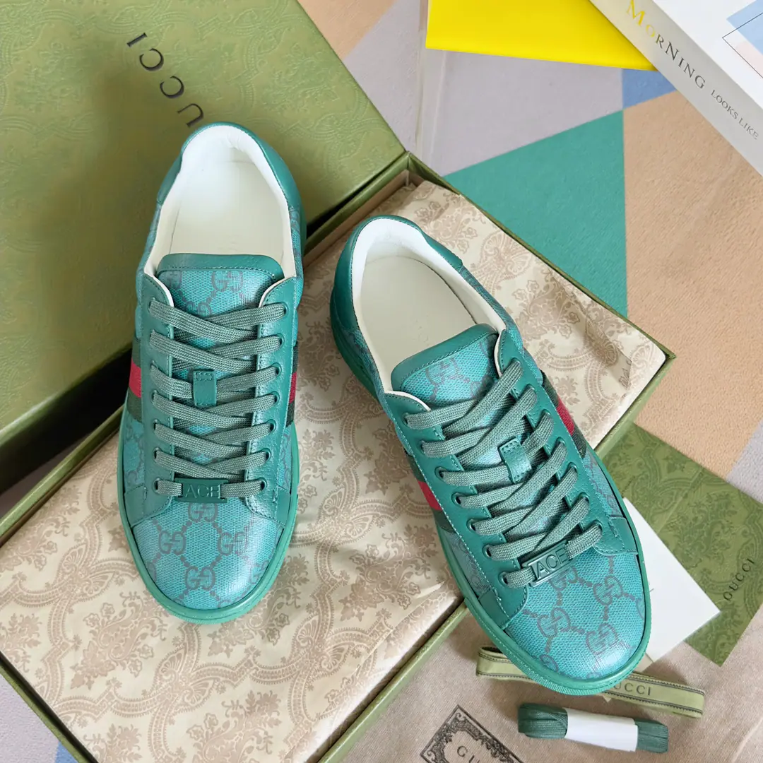 Top Version: Female GucciGood riddance.AceSeries Honeybee. White shoes. Couple money. Leisure Sports shoes Original procurement development Make the goods. Guzérèse since the day he was born, AceThe series of sports shoes continues the brand narrative., The craftsman's masters are singles.. The new series is designed with a very low profile., The match is for details., ♪ Shine the sports shoe style ♪. Tie with fixed garb“ACE”Metal sign, The thick structure is a shoe-like thing.. GucciThe classic red striped strips add charm to the whole design.. Send a cabinet for fine packaging🛍📦 ▪️Fabulous.: Original import of head-level cattle skin ▪️Uchi.: Original custom custom customised soft sheep skin ▪️Shoes under the sole.: Original OpenTPUSlipboard Base ▪️Bottom: 3CM ▪️Size: Female35-40