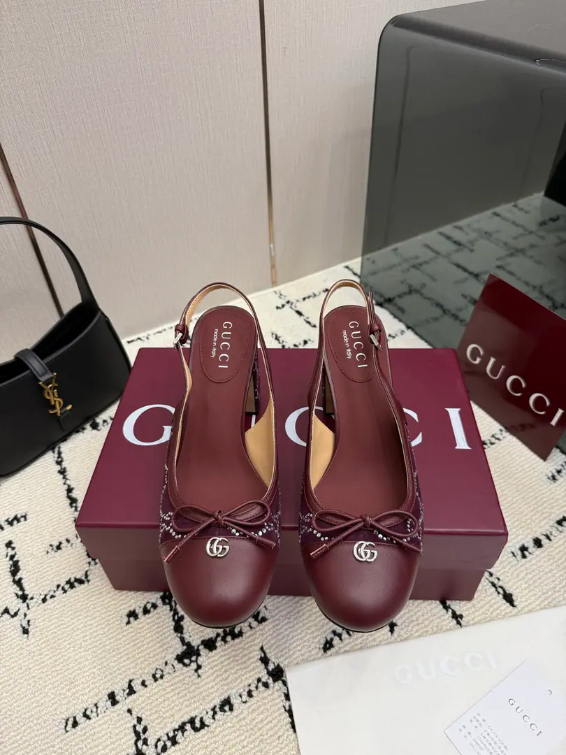 GUCCI26/- Morning. It's hot.💥The horse's got ballet shoes.·Showtime.🌵The new director's color and concept of reality.🪽Every color is super.𝐠𝐜🖤Angela's red nails are all the more remarkable.🥇The most famous ballerina shoes ever elected this year.🩰It's so elegant.～It's a very simple thing to do.！（✅Correct Colour, - It's a hardware., Perfectly consistent.）⚠️The difference between looking at the map on the market.😋 Shoe.: Bullskins., Cowboy. Uchi.: Imports🐑Skins of sheep. Shoes under the sole.: That's a big import. He's tall.: 8cm Codes: 35-39 （40.41.42Do it.） （Full package）