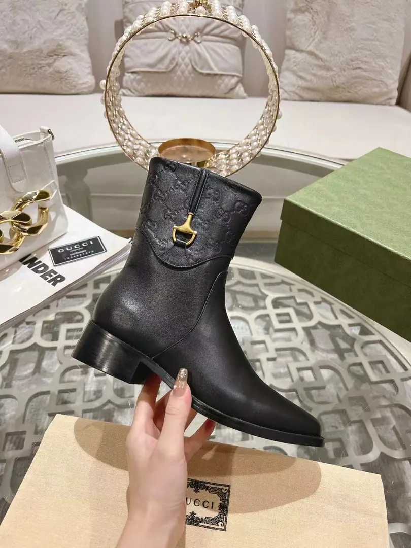 💖 GucciThe latest Guchtsiu Winter buster with a half-stamp boot., Omer punk boots. The title buttons with the boots are the same as the big fan on Pony Street.. Shoe.: Italian imports of calf skin Codes: 35-42#