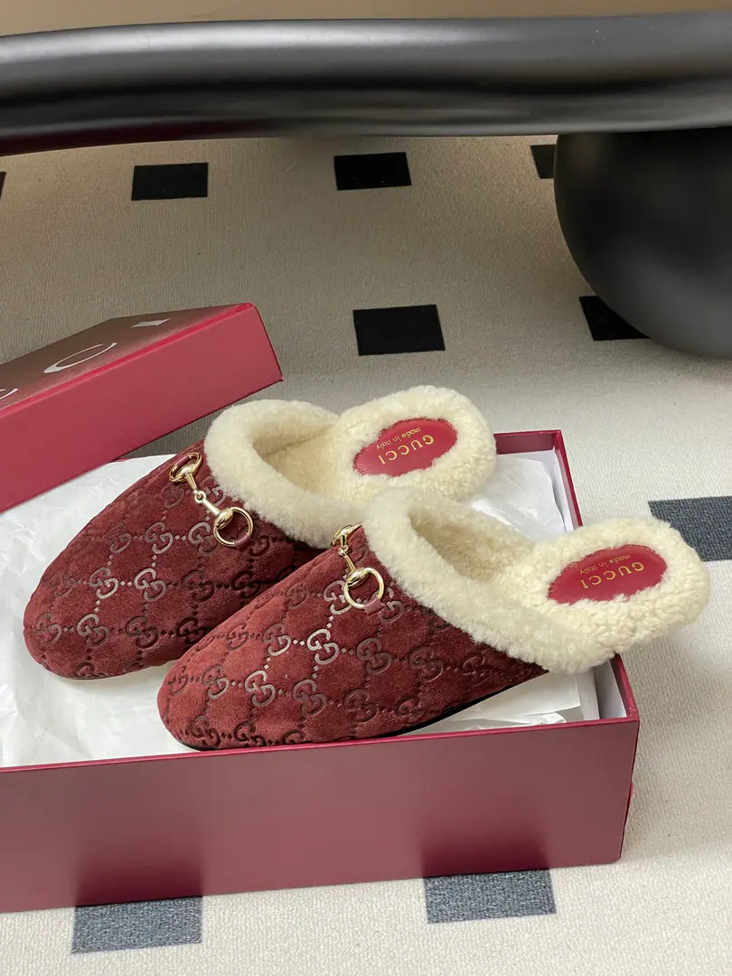 🏧𝐆𝐔𝐂𝐂𝐈Gustz!PrincetownClassic wool slippers., DoubleGThe furs are under the moller's shoes, and the half-shoes are under the flat.. The shoe is soft., The galleries flow., To show you the grace of your day.！ Shoeface custom doubleGSkins of cattle. The inside foot is a lamb wool. The Italian factory is so big. Size:35-42 [40.41.42Do it.]