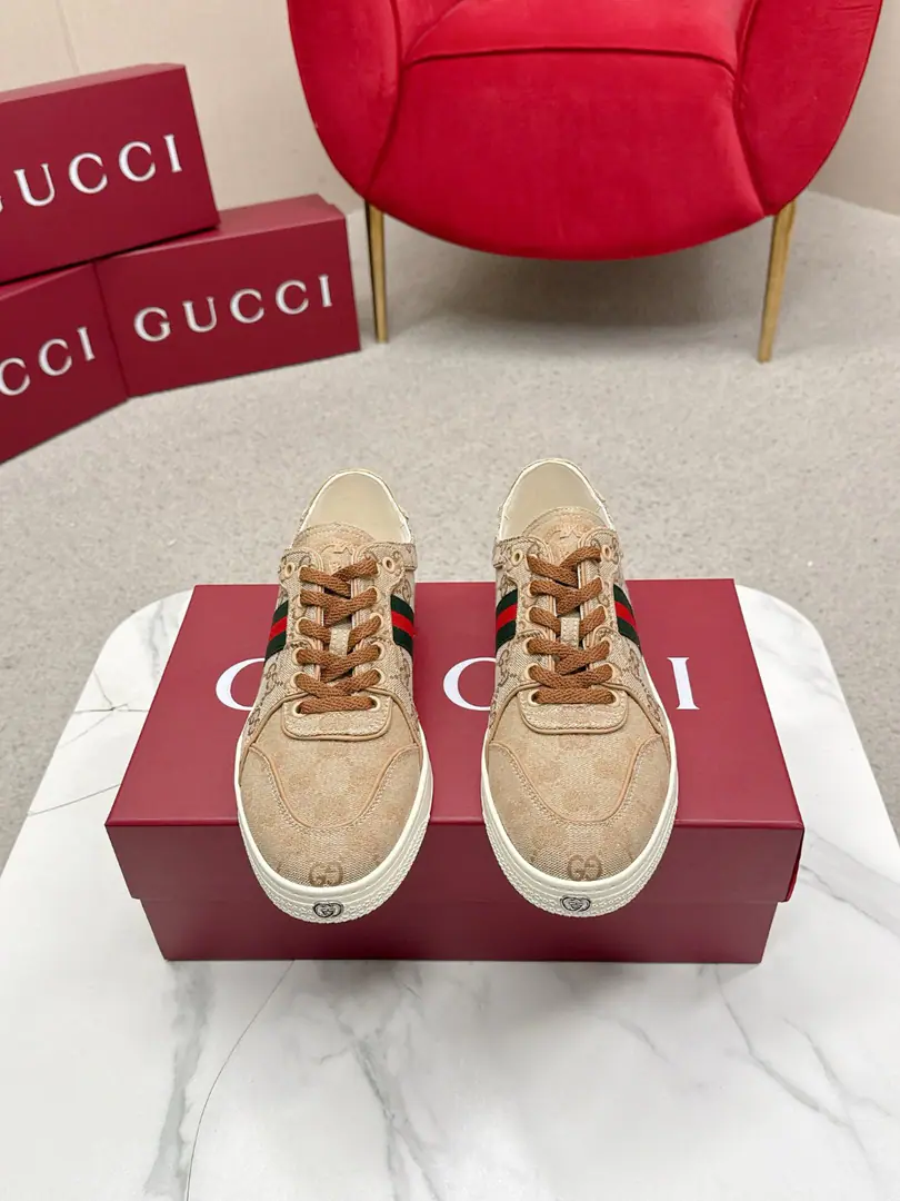 Gucci/Gustz! Stretch A series of couple-soldier leather sneakers.！ 2026Spring and Summer series is all new.. This brand-new shoe is re-enacted with a soft and flexible swirling stylish., Yes.La Famiglia♪ The series's newest. This sneaker is a soft, stylish sheep leather., Use manual processing to mark each design.. Uncoupled Design, Real leather can take off the shoes., The top of the shoe is a double-button.GMetal Details, Tag band fixed, Rubber flatbed shoes, The comfort of the hand-off is excellent., And a hundred or so., Full package！ Fabulous.:The original imported the original blue leather classic weave+Brand button. No liner. Female: 35-39 Men39-44 （Female40.41Men38.45I'll make sure I don't change it.）