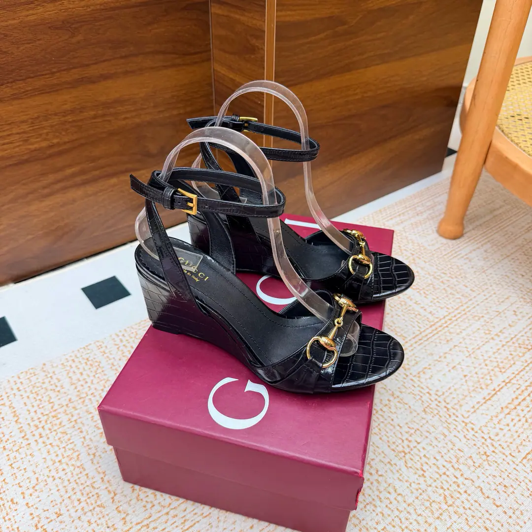 💜Gucci/Good-looking old-fashioned horse-stamped sandals. G- Homemarked title button. ♪ And the bumpy-ass sandals ♪ A lovely and comforting fashion feast is now opening.. These sandals. It's classics that clash with modern passion. Every step is a self-confidence expression with a plaque of taste.. A smart stretch of legs. Raise the overall profile. To make you feel comfortable in walking. The thick sub-design adds stability. Walking is more comfortable. No, no, no.. The fabric is based on original pedestal skin./Painted skin. The insides are all parchment. Italian imports are so thick. He's tall.: 8cm size: 35-39（40/41/42Custom）