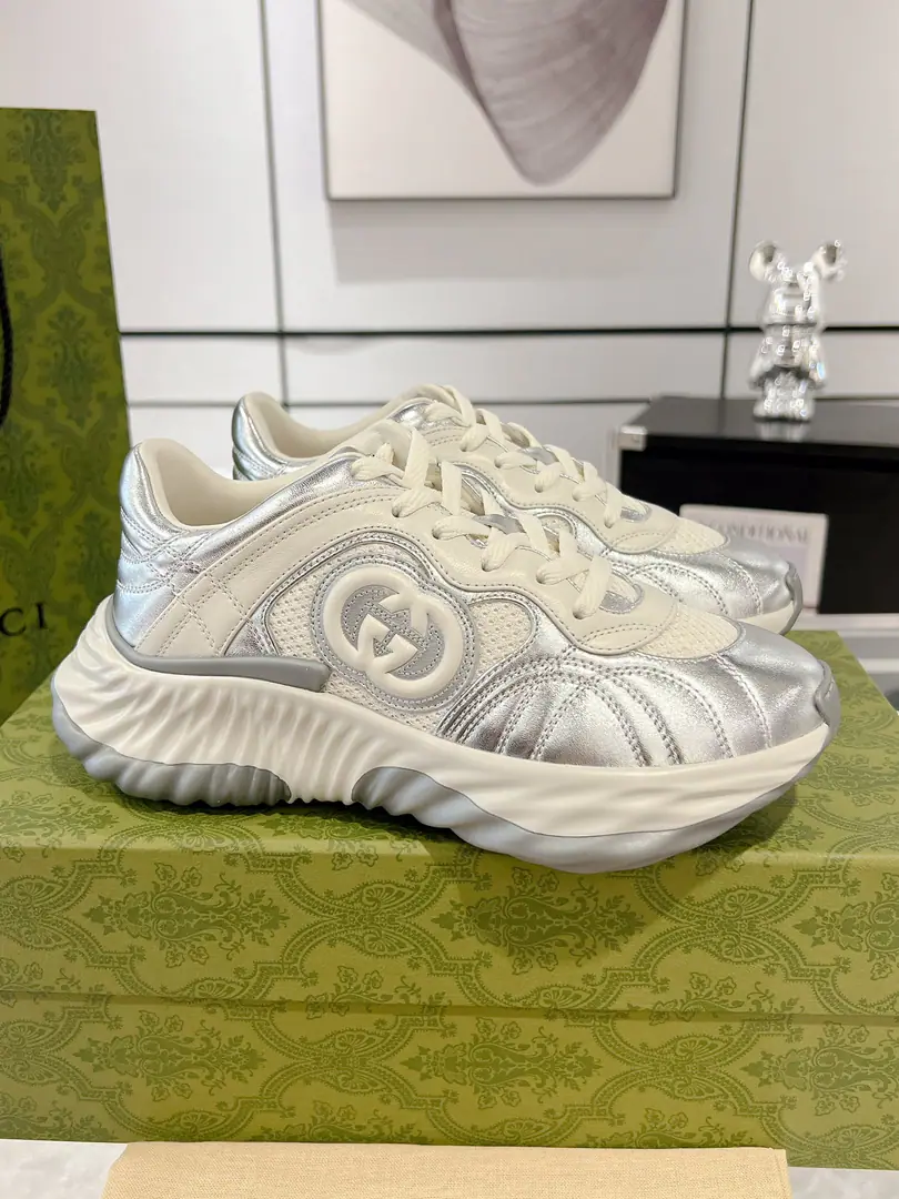 Gucci RippleA series of couple sneakers.‼️ This new sneakers is designed with a thick bottom., With sewn wire leather shoes and airnets., Show me a sense of technology.. 3DEffect Interbutted DoubleGLeather fittings andGucciThe letters identify the metal parts and the two brand details inject a bright eye into the white and white leather... Original customized sheep skin The skin is customised inside. Light rubber, large base. Bottom5cm Codes35-45（Women41 45I'll make sure I don't change it.）