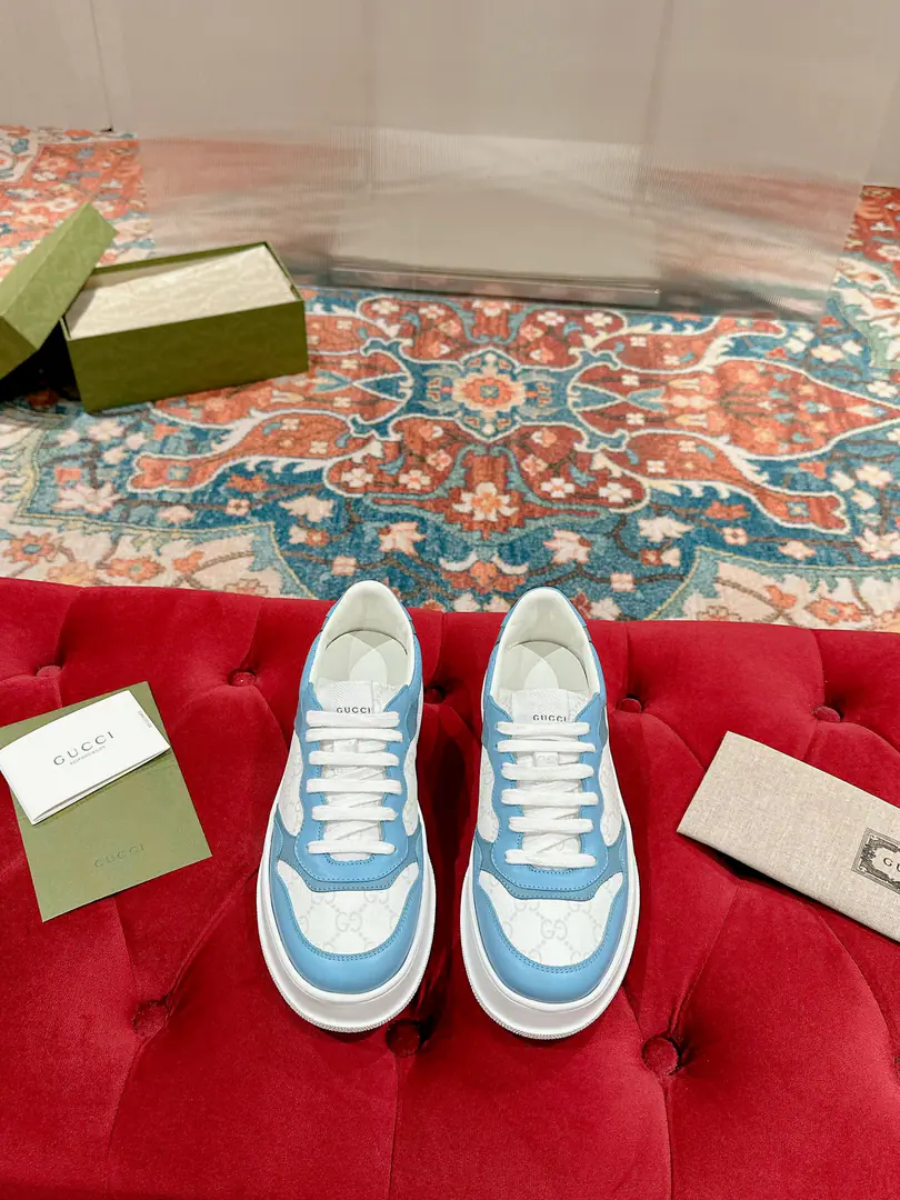 🅿️ 👑Gucci🍀🍀A pair of cozy biscuits. Gucci Chunky BSeries of sneakers～- Let's go with Daddy's shoes. White shoes. Three classic elements of dirty shoes are the design of the sport and leisure mix that brands promote.. The thick sub-structures show a resonance of the sneakers., The most important thing is the shoes are very light.. The classic old flower band., Round shoe head., It's a chocolate system., It's a reminiscent feeling., The effect of the increase is extremely high., The soles are very soft and comfortable.😌Wear it all seasons., It's more of a mood to wear it in the fall.💯 ·Fabulous.: Original customized cow skins（The classic old flower cloth., Puncture., Ballasting process） ·Otsumi!:Rubber Bottom ·Uchi.:Import of sheep skin ·He's tall.:NYO5cm ·Size:Women35-40 Men39-44（Women41 Men45 Custom without re-offer）