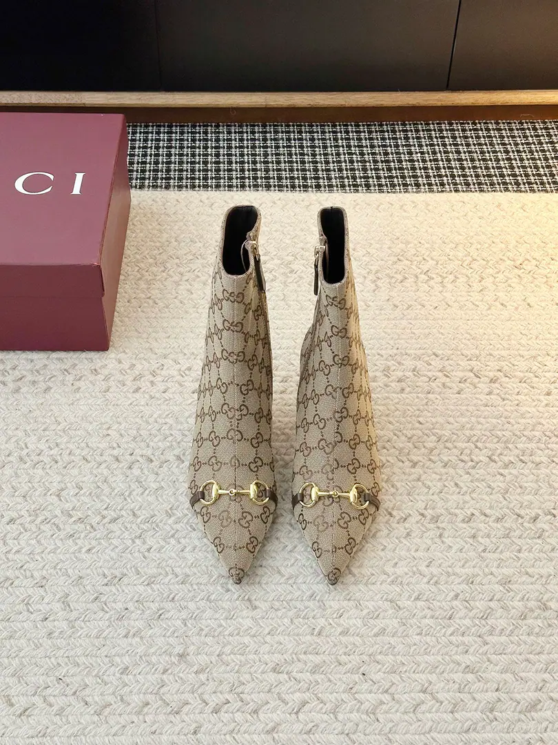 𝐆𝐮𝐜𝐜𝐢Goodie's new sharp shoes. Put it on., The air is full., ♪ I'm so confident ♪～I mean, it's either a work shift or a date., A pair of high-quality heels can make you the focus..I'll pull the legs., Little man turns 1 m8！A dress is elegant., You're so smart in your pants., ♪ And I'm gonna be a little more comfortable ♪～ ➢Shoe-faced material: Original Layout/Head-decked cow skin. ➢The contents of the shoes.: Lamb skin. ➢Shoe bottom material: The original open-up is really leather.【5.5CM】 ➢Shoes.: 35-42（40.41.42No re-election.）